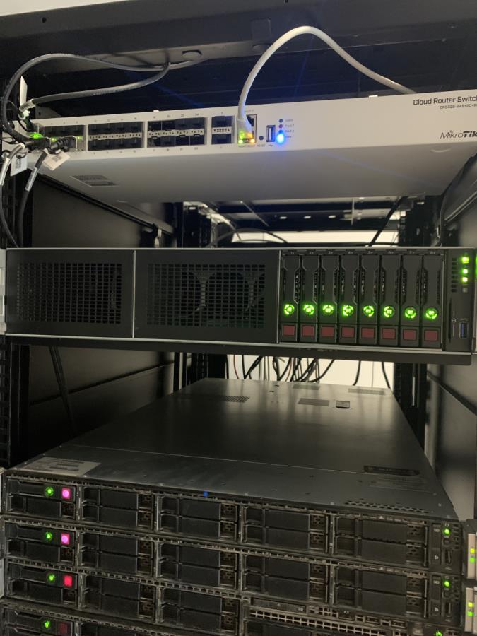 Дата-центр Machoster — серверные стойки